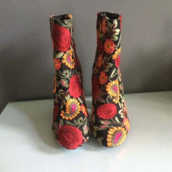 Embroidered Floral JustFab Marguerite Boots - Picture 4 of 6
